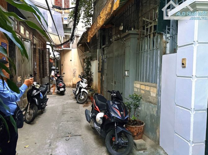 196 Cầu Giấy, ngõ nông gần phố, trước nhà 3m, sổ 79m2 x mtiền 4.3m. Tự xây. Giá 16.5 tỷ