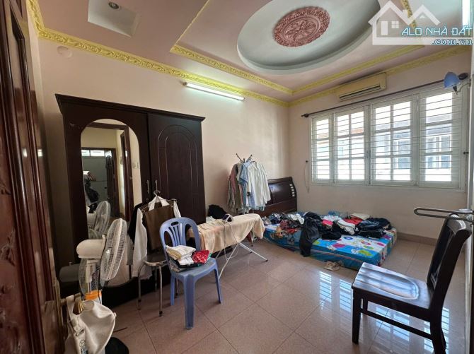 Bán căn biệt thự Tấn Trường, p. Phú Thuận, Quận 7. DT: 10.5X23m. Giá: 23 tỷ TL