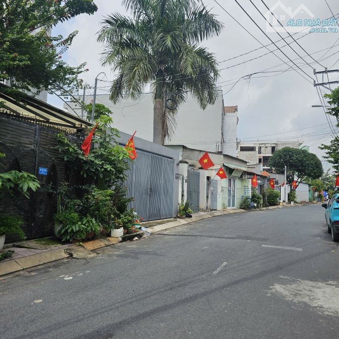 Bán đất TẶNG nhà cấp 4 còn sd tốt. Dt: 77m2._ Đường 8m thông .Tăng NHƠN PHÚ A.