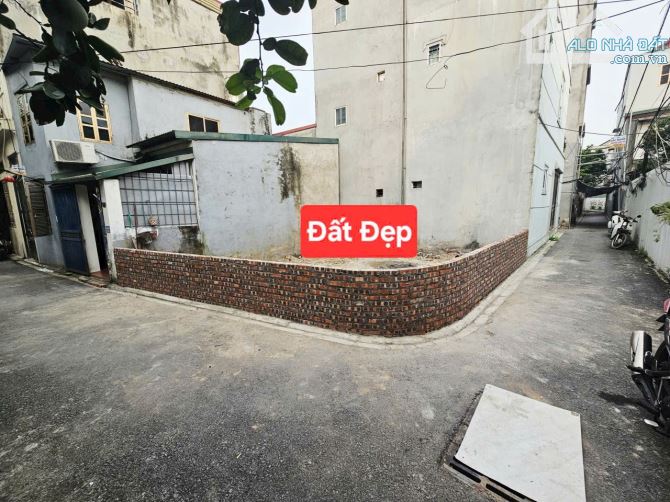 Chính chủ bán gấp mảnh đất siêu đẹp 40m2, 2 mặt đường tại Trâu Quỳ, Gia Lâm chỉ 4.3 tỷ