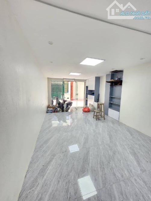 Bán siêu phẩm căn hộ tập thể tầng một kinh doanh sầm uất ô tô đỗ cửa