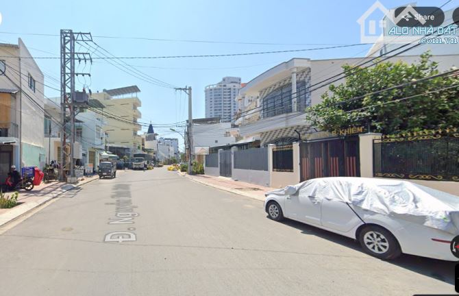 Bán nhà 3 tầng mặt tiền đường Nguyễn Bỉnh Khiêm, cách biển chỉ 500m giá tốt đầu tư