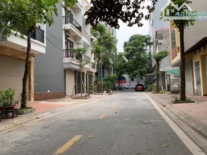 61m2 Đất Phân Lô Thạch Bàn Vỉa Hè Ô Tô – 12.x Tỷ