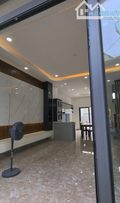 NHÀ 2 TẦNG MỚI – HẺM Ô TÔ – GẦN VINCOM LÊ VĂN VIỆT
