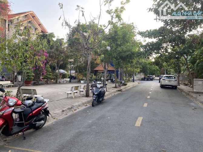 Bán nhà Quốc Hương Thảo điền, quận 2 Dt: 9.7 x 25m, 230m2 Phù hợp xây căn hộ dịch vụ