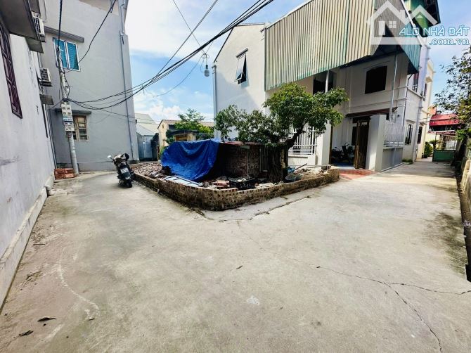 Như Lân có lô góc 3 mặt thoáng 52,3m2, Trước và sau làng  bao quanh bởi những đại đô thị…