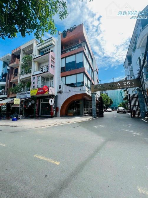 BÁN NHÀ 3 MẶT TIỀN ĐƯỜNG 3 THÁNG 2, QUẬN 10 – VỊ TRÍ VÀNG TRUNG TÂM TP.HCM