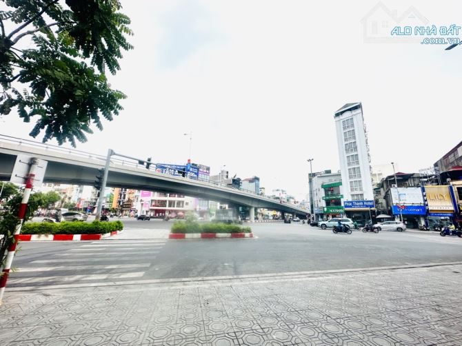 BÁN NHÀ LÔ GÓC 7 TẦNG THANG MÁY – EM TRAI MẶT PHỐ NGUYỄN VĂN CỪ – VIEW TRIỆU ĐÔ