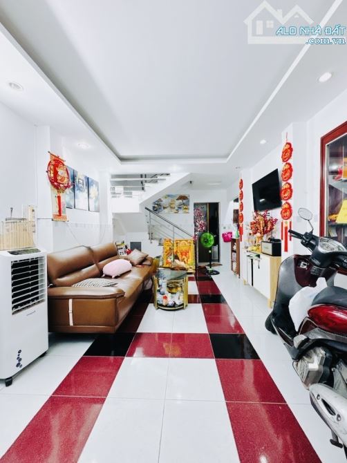 NHÀ 3 LẦU - NỞ HẬU - TƯƠNG LAI MỞ CẦU NGUYỄN KHOÁI- NGAY TT  BẾN VÂN ĐÒN- QUẬN 4