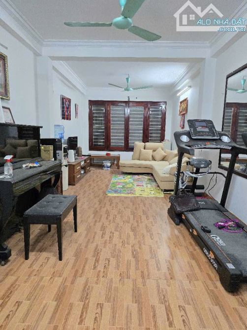 Bán nhà phố Nguyễn Chí Thanh, Nhà đẹp, Lô góc, Ô tô tránh, 42m2. 21 Tỷ.