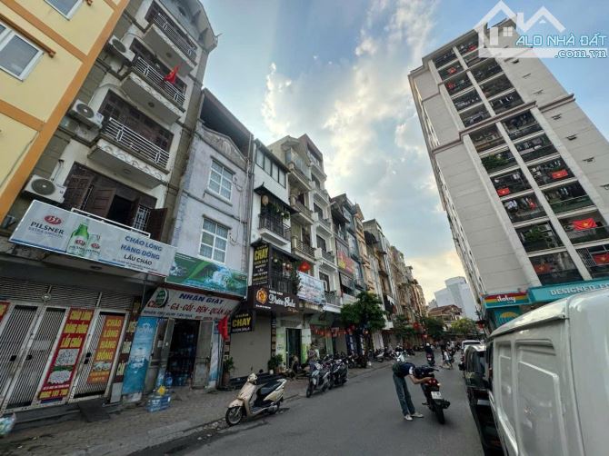 TRUNG KÍNH YÊN HÒA CẦU GIẤY 31 TỶ 5 TẦNG 40m² VỈA HÈ RỘNG 2 Ô TÔ TRÁNH THOÁNG MÁT