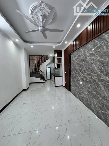 BÁN NHÀ BÁT KHỐI ,5 TẦNG .MỚI KÍNH KOONG. 5.x...TỶ