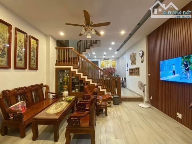 CỰC HIẾM - NHÀ ĐẸP THANH XUÂN - NGAY CẦU VƯỢT NGÃ TƯ SỞ - GẦN PHỐ - CÁCH MP 15m
