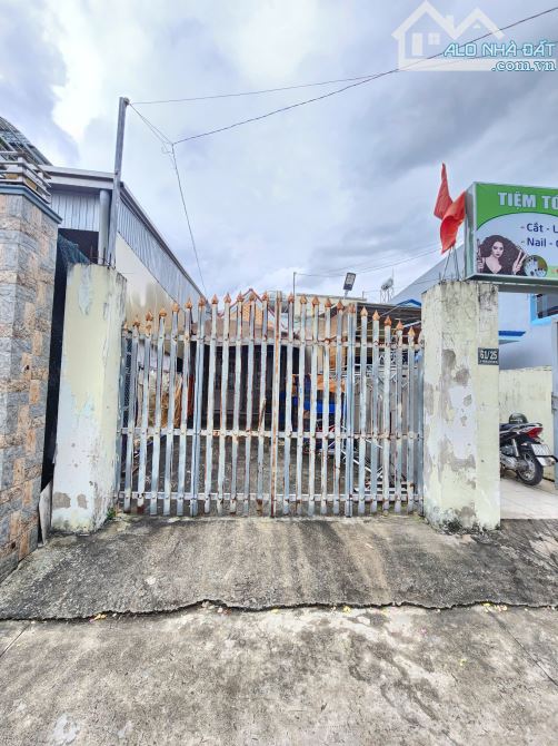Bán nhà cấp 4 (4x25m), hẻm Nguyễn Du p. Dĩ An, đang thuê 6tr/th