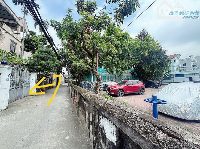 Bán mảnh đất ĐỨC GIANG - 60m MT 4m ngõ ô tô 7 chỗ vào đất - giá chào chỉ 8tỷ.