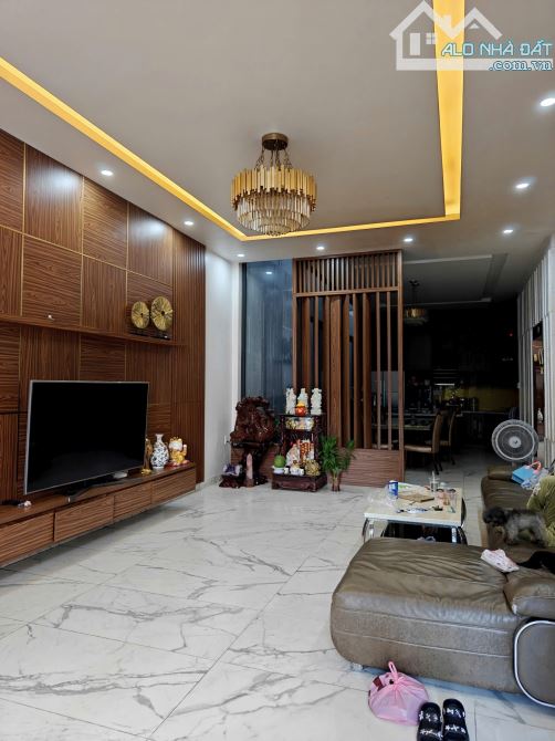 Nhà đẹp đường LÊ QUÝ ĐÔN - NHA TRANG 188MV có thang máy, sổ hồng hoàn công