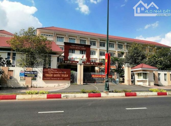 BÁN LÔ ĐẤT ĐẸP NGÃ 3 LÊ VĂN VIỆT – LÃ XUÂN OAI, QUẬN 9 – GIÁ 8.X Tỷ