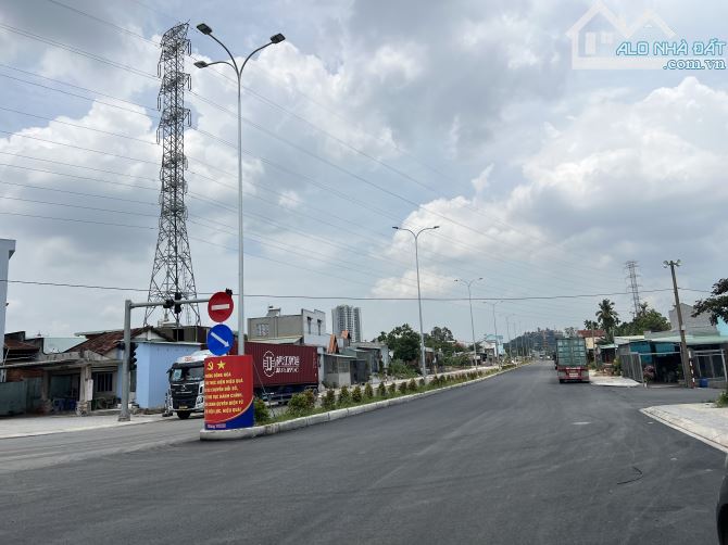 Bán gấp đất mặt tiền ngay QL1K - DT743A Dĩ An 28x55m giá 20tr/m2 Bao Rẻ