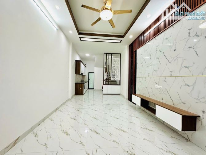 - Bán nhà Thuỵ Khuê, 10m ô tô, sát phố, 33m2, 8.5 tỷ.