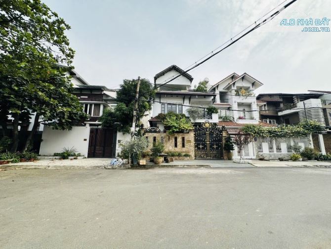 Biệt thự ven sông Sài Gòn - 180M2(10X18)- 3 tầng hoàn công 4PN - Đường 20m