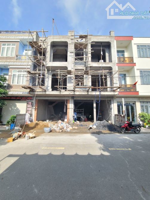 Bán 2 căn nhà full nội thất KDC p.Tân Đông Hiệp Tp.Dĩ An chỉ từ 5ty800 M6971