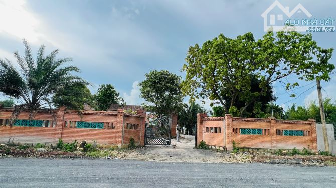 BÁN LÔ ĐẤT 1580M2 SẴN 200M TC ĐẤT ĐÃ ĐƯỢC XÂY CỔNG RÀO KIÊN CỐ XÃ PHƯỚC HẢI ,BRVT