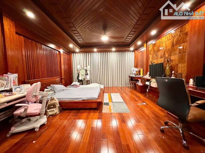 NHÀ PHÂN LÔ, VỊ TRÍ ĐẮT GIÁ, VỈA HÈ, Ô TÔ TRÁNH, Ở SƯỚNG, KINH DOANH ĐỈNH PHỐ TRUNG KÍNH.