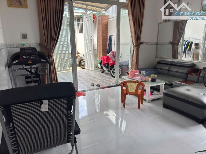 NHÀ HẺM CẤP 1 ĐƯỜNG SĂM BRAM. DT 6,7x18m. HƯỚNG TÂY NAM
