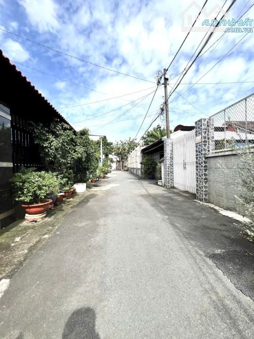 Bán đất hẻm xe hơi ngang lý tưởng 5m ngay thị trấn hóc môn-hơn 100m2 công nhận chỉ hơn 3tỷ