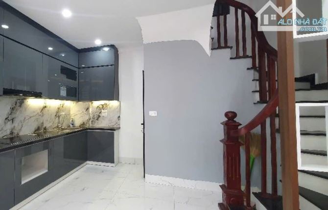Bán nhà Nguyễn Văn Cừ 5 tầng chỉ hơn 7 tỷ - 1