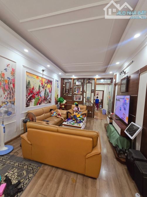 BÁN NHÀ NGUYỄN KHÁNH TOÀN CẦU GIẤY DT 55M 5 TẦNG 14.5 TỶ NGÕ NÔNG SÁT PHỐ NHÀ ĐẸP Ở LUÔN