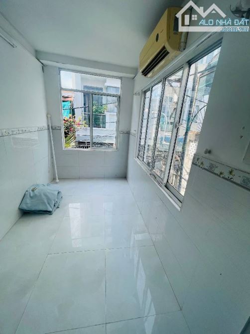 Nhà Gò Vấp chỉ hơn 2 tỷ SHR hẻm xe hơi gần 4m nhà 1 trục 3 tầng 3 phòng Đường Thống Nhất - 1