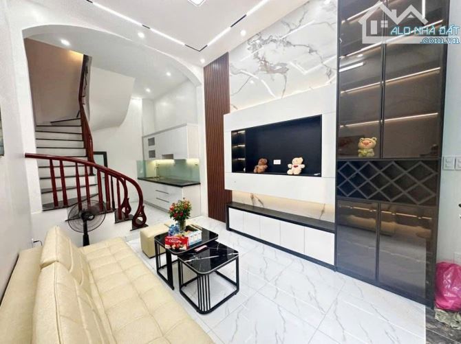 Nhà đẹp giá tốt hiếm Ngọc Thuỵ - nhỉnh 6 tỷ - ô tô đỗ cửa - MT khủng - 1