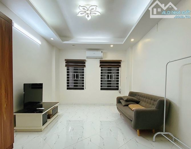 Nhà đẹp phố Đông Thiên, có sân để xe riêng, full nội thất, 3 ngủ rộng rãi, giá bán 6.4 tỷ - 1