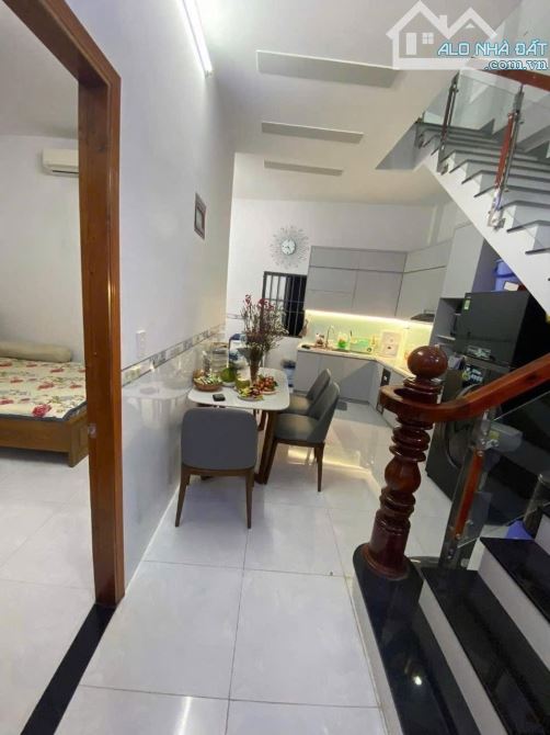BÁN NHÀ 2 TẦNG ĐẸP, tr/tâm Dĩ An, đường 4m thông Lý Thường Kiệt, ngang 6,3m như 2 căn - 1