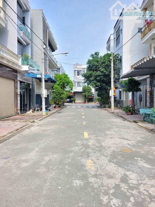 Bán nhà 1 trệt 2 lầu KDC gần trung tâm y tế Dĩ An p.Tân Đông Hiệp Dĩ An chỉ 5ty5 TL M6973 - 1