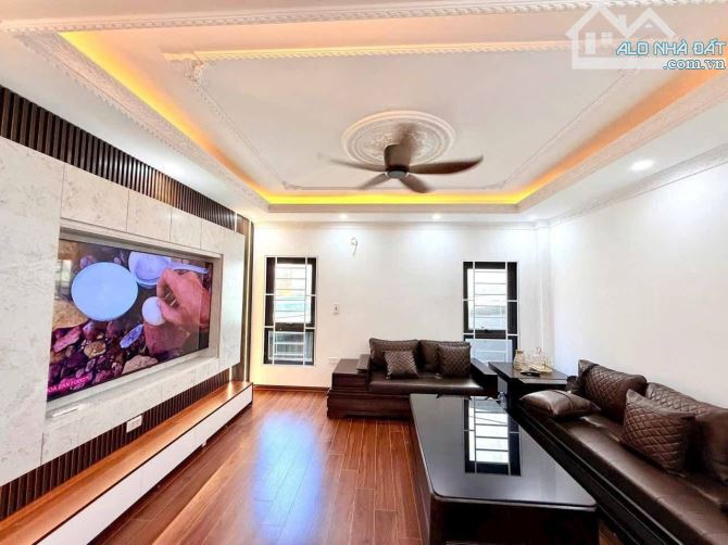 Lưu Phais tầng 8.2 tỉ thang máy nhập khẩu, full nội thất xịn - 1