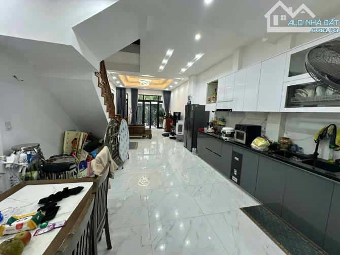 Bán nhà 03 tầng mặt tiền kinh doanh Đặng Huy Trứ, phường Phước Vĩnh, Tp.Huế giá rẻ chỉ 5,x - 12