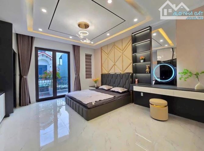 Bán nhà VIEW sân chung cư phố Ngụy Như Kon Tum, 2 CAMRY ngủ trong nhà, 60m2, hơn 19 tỷ - 2
