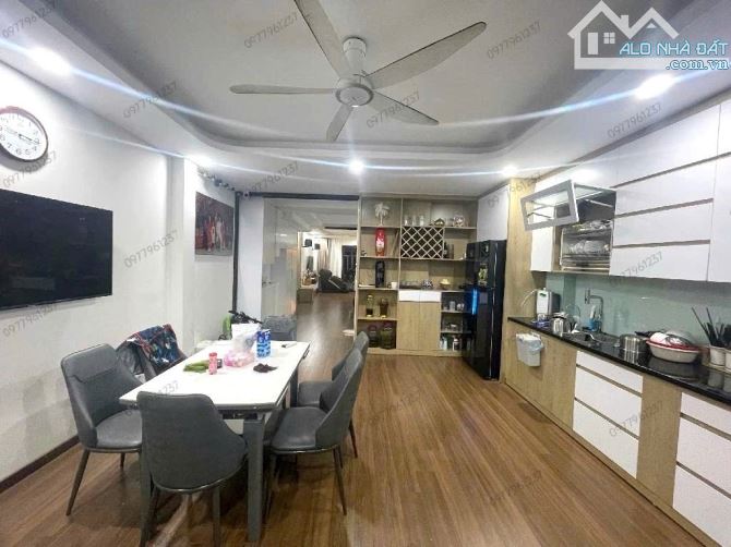 BÁN NHÀ TRẦN QUỐC HOÀN 60m2 × 5T THANG MÁY. HAI THOÁNG + GARA Ô TÔ - 2 Ô TÔ TRÁNH ĐỖ - 2