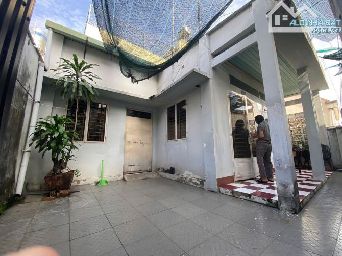 Bán nhà cấp 4 hơi cũ 162,5m2 cạnh KCN Tây Bắc Giá 780 triệu. Sổ hồng riêng - 2