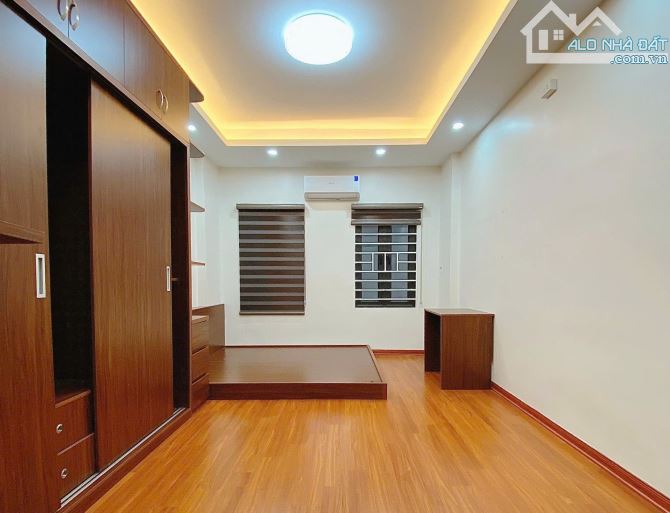 Nhà đẹp phố Đông Thiên, có sân để xe riêng, full nội thất, 3 ngủ rộng rãi, giá bán 6.4 tỷ - 2