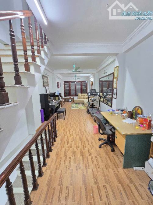 Bán nhà phố Nguyễn Chí Thanh, Nhà đẹp, Lô góc, Ô tô tránh, 42m2. 21 Tỷ. - 2