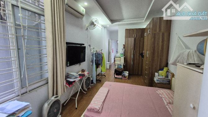 Chị gái nhờ bán nhà ở có lộc tại trung tâm Long Biên- Nguyễn Văn Cừ- Gia Thụy. Diện tích 3 - 2