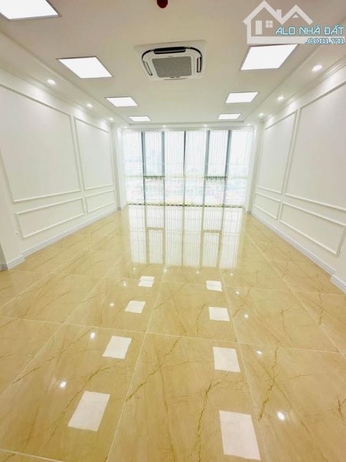 Bán toà văn phòng 100m 6 tầng thang máy nhập khẩu mặt phố Nguyễn Hoàng vỉa hè rộng - 2