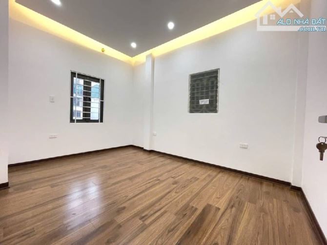 Bán nhà Minh Khai - Ngõ thông, rộng, gần phố- 2 thoáng - Có sân để xe riêng.