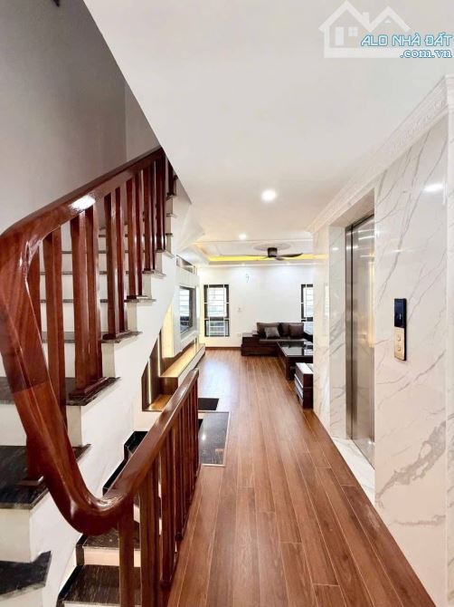 Lưu Phais tầng 8.2 tỉ thang máy nhập khẩu, full nội thất xịn - 2