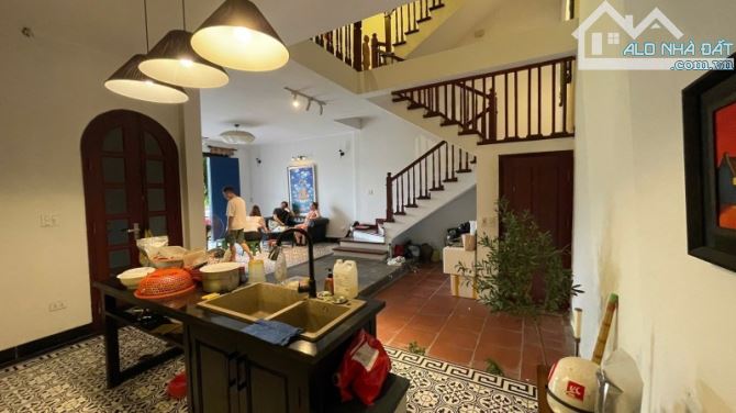 Bán nhà Vườn Hồ 2,Cự Khối 3 tầng,83m,Mt8.2m oto tránh nhỉnh 16 tỷ - 2