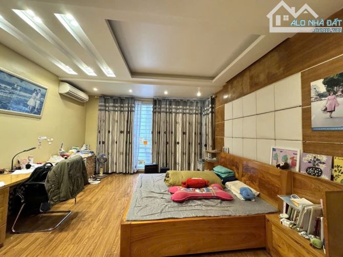 BÁN NHÀ PHẠM TUẤN TÀI 54m2 × MT 4,5m. HAI THOÁNG + GARA Ô TÔ - 2 Ô TÔ TRÁNH ĐỖ NGÀY ĐÊM - 3