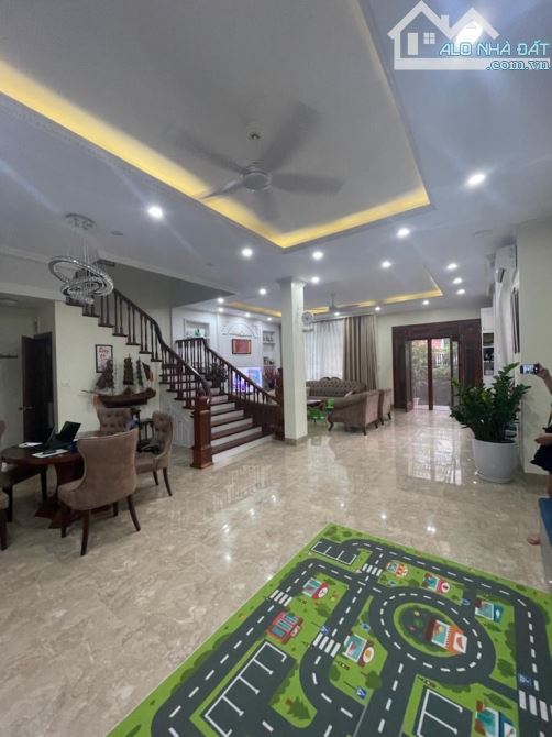 BIỆT THỰ SIÊU VIP HÀ ĐÔNG - DIỆN TÍCH 200M2 - FULL NỘI THẤT – VỈA HÈ RỘNG RÃI – Ô TÔ TRÁNH - 3